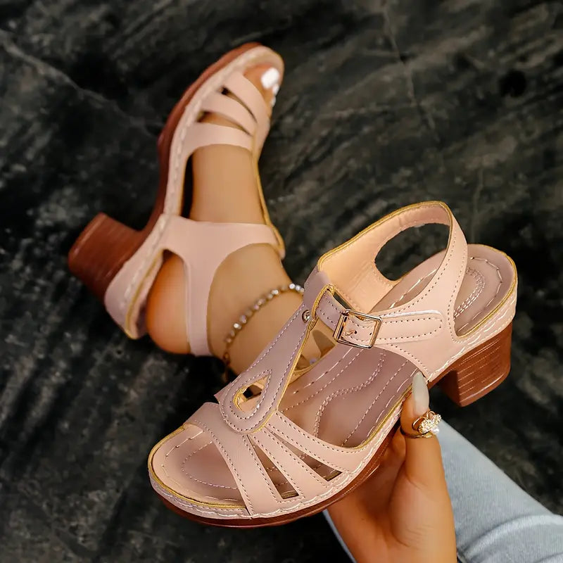 Malou – Elegant sandal med blokhæl og raffinerede detaljer Beskrivelse