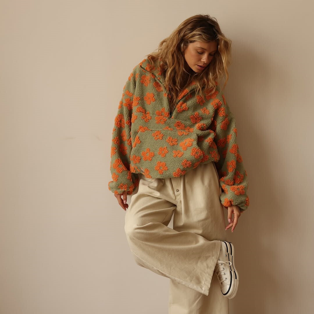 Blomsteret fleecejakke – varme med personlighed