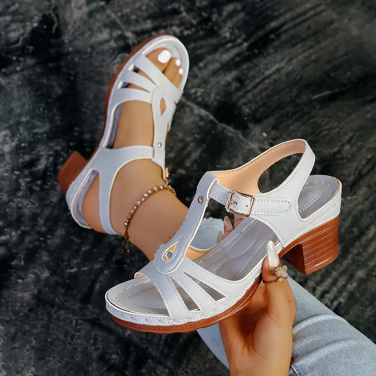 Malou – Elegant sandal med blokhæl og raffinerede detaljer Beskrivelse